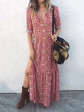 Bedrucktes, langärmliges Kleid mit Schlitz